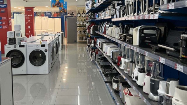 Promoción de electrodomésticos y tecnología en supermercados Coto con etiquetas de descuento