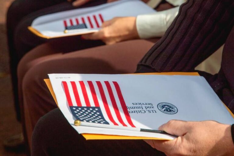 Bandera de Estados Unidos junto a documentos migratorios