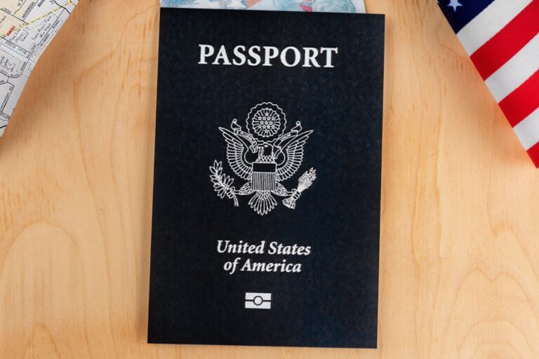 Pasaporte abierto mostrando una página de datos personales y una fecha de vencimiento.
