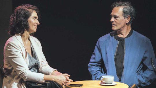 Actores en escena durante una representación de la obra teatral 'Breve interludio'.