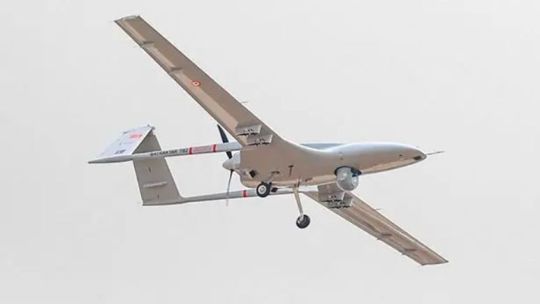Ilustración de drones autónomos en un entorno de conflicto, con gráficos de datos y redes de comunicación.