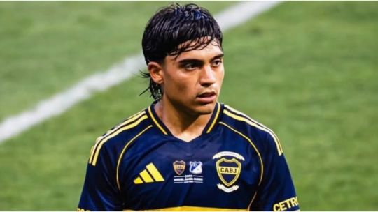 Exequiel Zeballos entrenando con la camiseta de Boca Juniors.