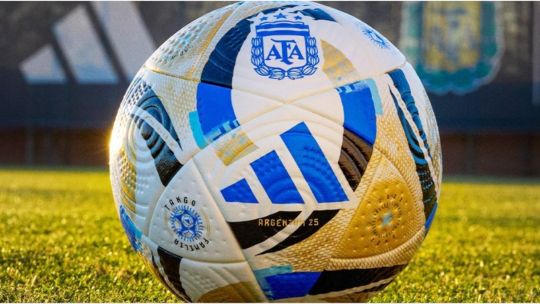 Jugadores de Belgrano y Aldosivi en acción durante un partido de fútbol en el estadio Gigante de Alberdi.