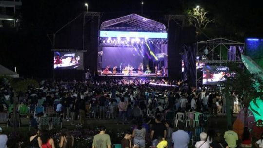 Multitud disfrutando del Festival de San José en el Parque La Cascada de Posadas