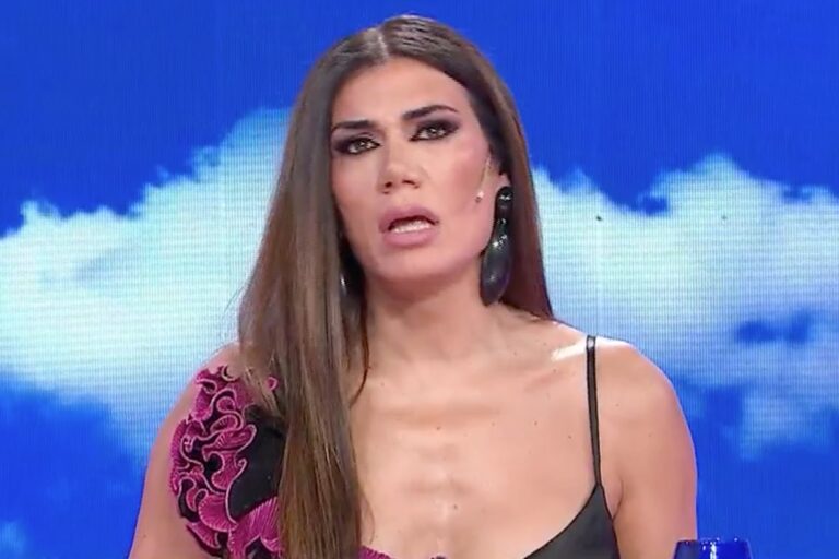 Florencia de la V durante la entrevista en el programa de Mirtha Legrand.