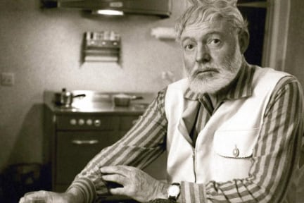 Retrato en blanco y negro del escritor Ernest Hemingway.