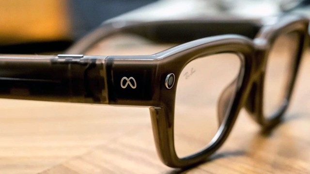 Persona utilizando las gafas inteligentes Meta Ray-Ban en un entorno urbano.