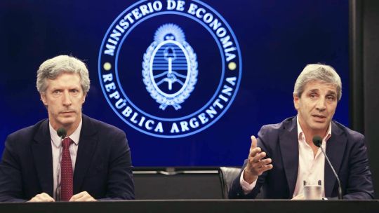 Gráfico de billetes de dólar y un colchón, representando el ahorro fuera del sistema bancario.