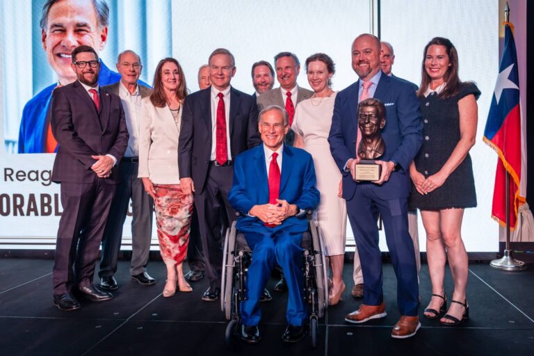 Greg Abbott, gobernador de Texas, durante la ceremonia de entrega del Premio Ronald Reagan.