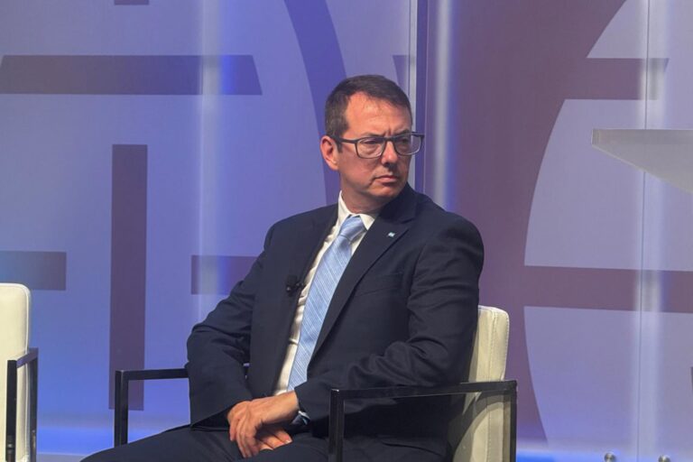Carlos Guberman, secretario de Hacienda, durante presentación en Washington.