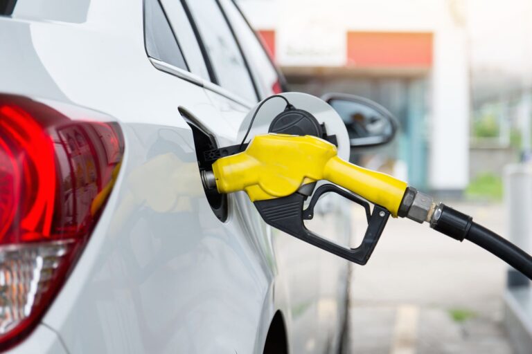 Mapa de Estados Unidos mostrando variaciones en el precio de la gasolina por estado.