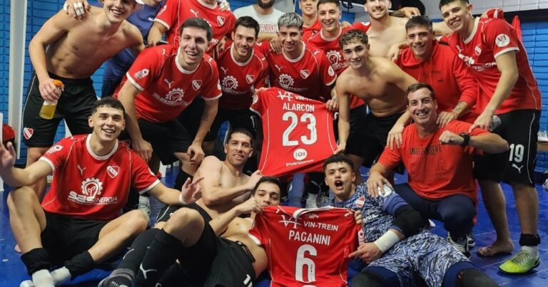 Jugadores de Independiente celebran un gol en el partido de futsal ante Racing.