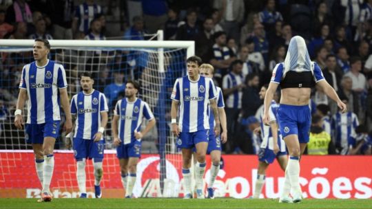 Jugador de Porto, Martim Fernandes, observa la pelota luego de cometer un autogol desde mitad de cancha.
