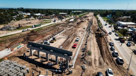 Gráfico ilustrativo de la evolución de la inversión en obra pública en Argentina junto a una imagen de obras viales.
