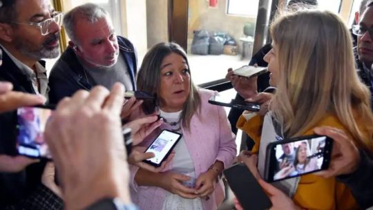 Fachada de edificio de tribunales y símbolos de justicia, en referencia a la investigación judicial.