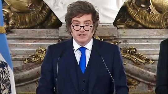 El presidente Javier Milei durante un acto oficial en la Plaza San Martín, con el monumento a los caídos en Malvinas de fondo.