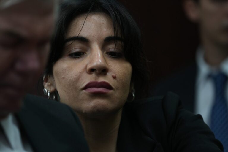 Gianinna Maradona ingresa al tribunal de San Isidro para declarar en el juicio por la muerte de su padre.