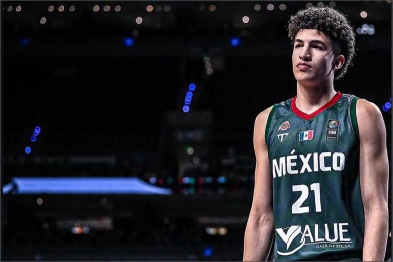 Karim López, jugador mexicano de básquet, en acción durante un partido.
