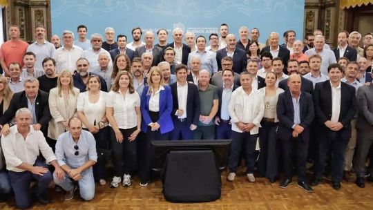 Axel Kicillof en una reunión con intendentes.
