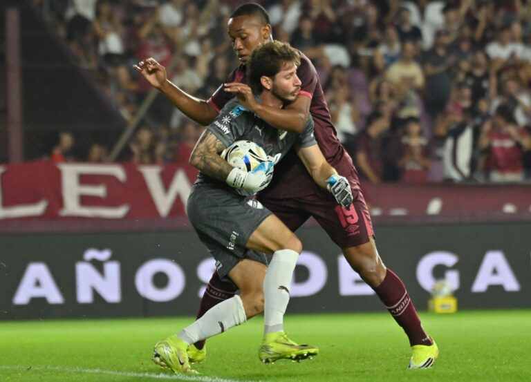 Jugadores de Lanús y Platense durante el partido en el estadio Ciudad de Lanús.