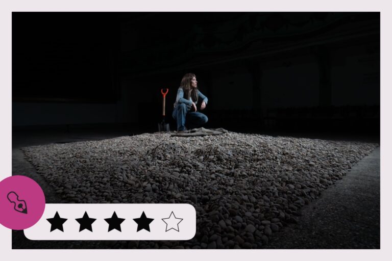 Laura Paredes en escena durante la obra 'Paz' en el Teatro Verdi.