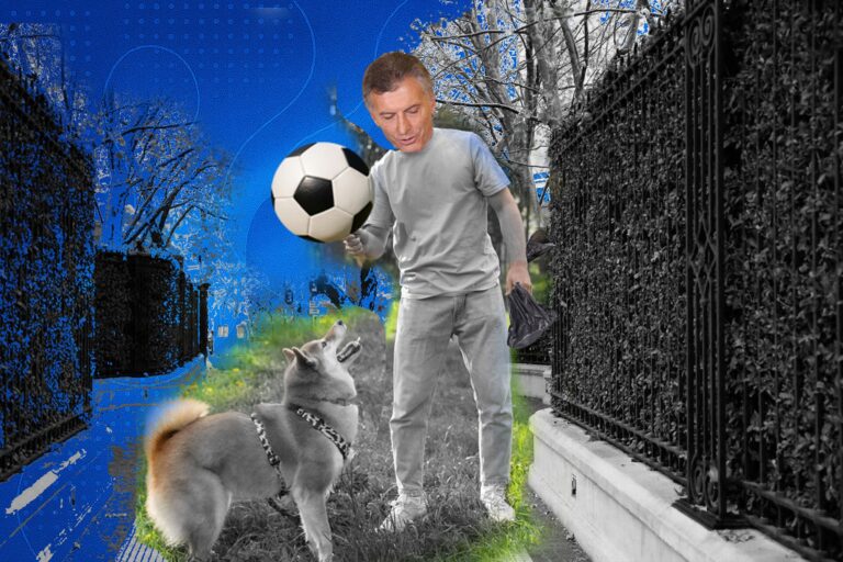 Mauricio Macri camina por un barrio residencial
