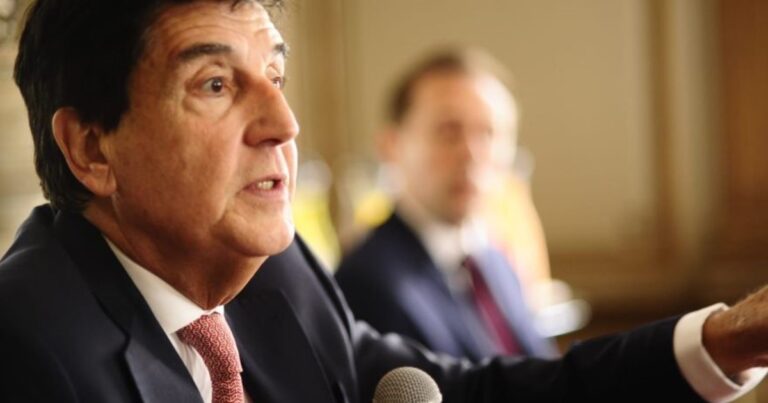 Los economistas Carlos Melconian y Luis Caputo en un debate sobre el tipo de cambio.