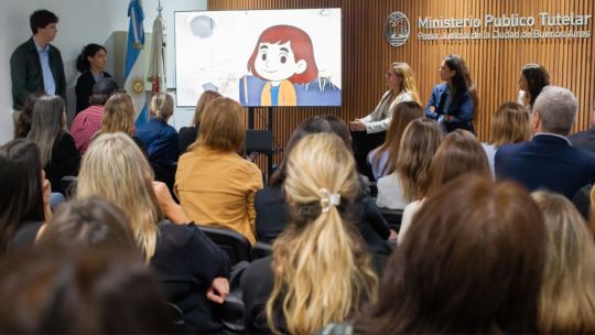 Pantalla mostrando un video animado del Ministerio Público Tutelar de CABA, con iconos de accesibilidad y niños.