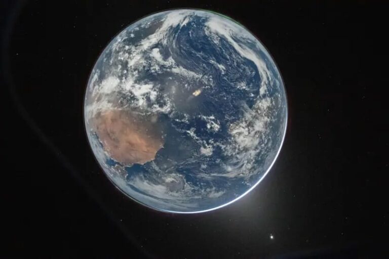 Imagen de la Tierra tomada desde la nave Orión de la misión Artemis II, mostrando océanos, continentes y auroras polares.