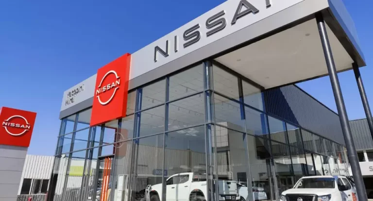 Vehículos Nissan en exposición en un concesionario de Argentina