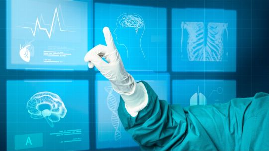 Gráfico o representación visual de un médico analizando datos con herramientas de inteligencia artificial en una pantalla.