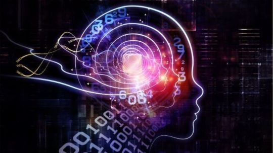 Logotipo de OpenAI y representación gráfica de inteligencia artificial y un calendario con cuatro días laborales marcados.