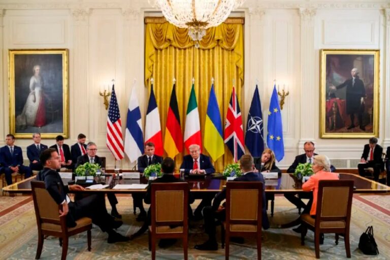 Mark Rutte, secretario general de la OTAN, y Donald Trump, expresidente de EE.UU., en un encuentro diplomático.
