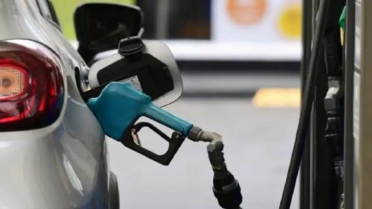 Surtidor de combustible mostrando precio congelado en una estación de servicio.