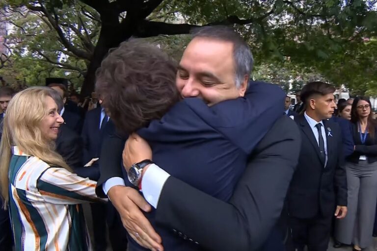 El presidente Javier Milei saluda a su jefe de Gabinete, Nicolás Posse, durante un acto en Plaza San Martín.