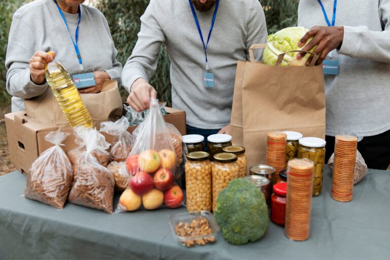 Personas recibiendo alimentos en una despensa comunitaria de Chicago
