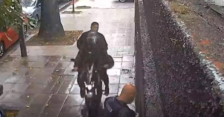 Captura de cámara de seguridad muestra momento del forcejeo entre repartidor y motochorros en vereda de Núñez.