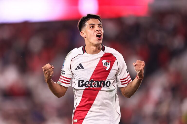 Jugadores de River Plate en partido de fútbol, previo al debut en la Copa Sudamericana 2026.