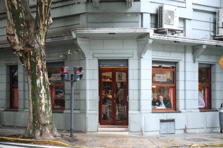 Fachada o interior del tradicional Rodi Bar en el barrio de Recoleta, Buenos Aires.