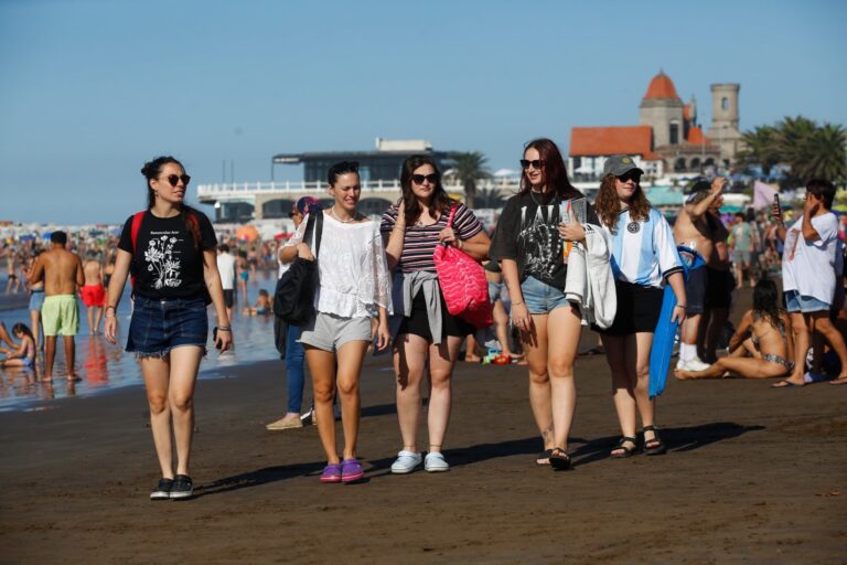 Turistas caminando por el puerto de Mar del Plata durante el fin de semana largo de Semana Santa.