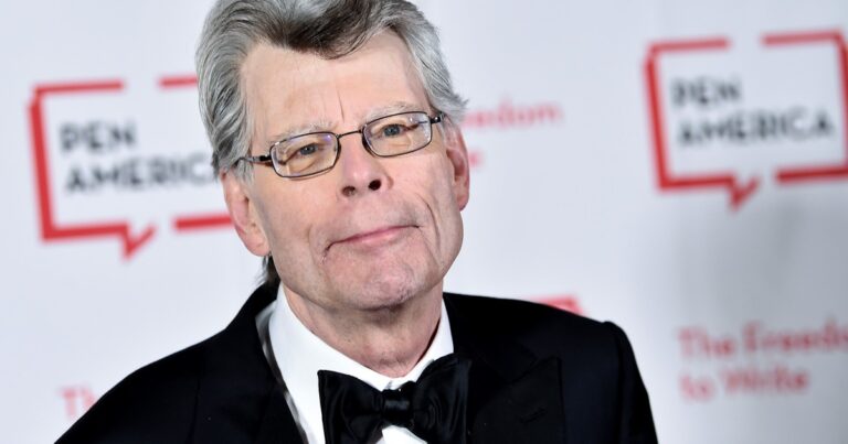 Retrato del escritor Stephen King sonriendo.