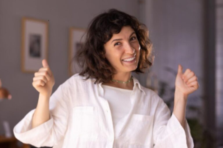 Ilustración conceptual de una persona con una máscara sonriente frente a un rostro serio, representando el 'surface acting'.