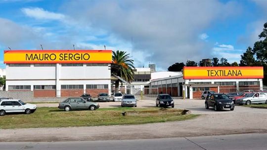 Fachada de la planta industrial de Textilana SA en Mar del Plata, fabricante de la marca Mauro Sergio.