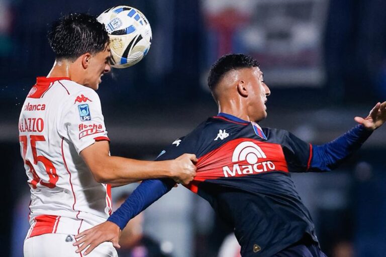 Jugadores de Tigre y Huracán disputando un balón durante el partido en el estadio José Dellagiovanna.