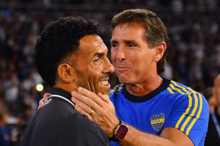 Claudio Ubeda, director técnico de Boca Juniors, en el banco de suplentes durante un partido.