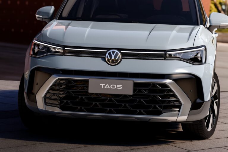 Volkswagen Taos 2026, SUV color gris en exhibición, con diseño renovado frontal y trasero.