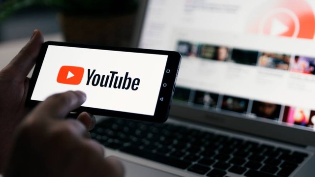 Interfaz de YouTube Studio mostrando la nueva herramienta Pregunta Studio con inteligencia artificial.