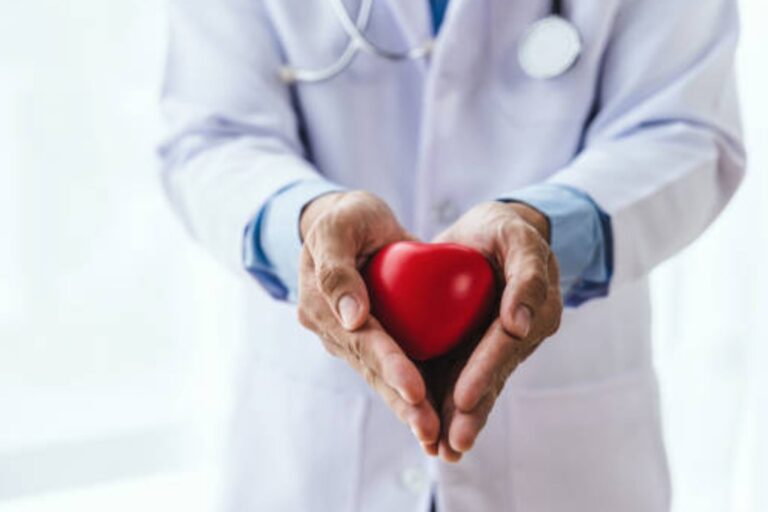 Médicos durante una conferencia sobre cardiología intervencionista