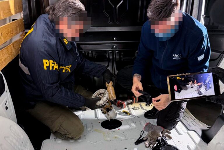Camioneta Opel interceptada en el puerto de Zárate con 52 kilos de MDMA ocultos