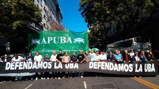 Docentes y no docentes de la UBA durante una protesta universitaria